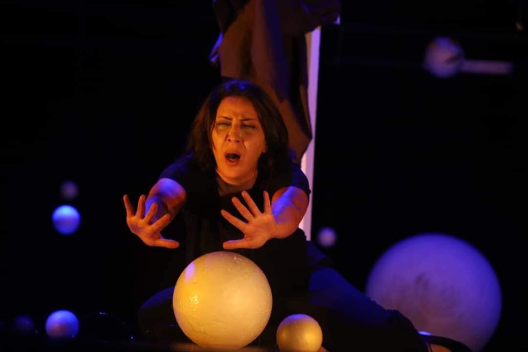 الفننانة مرام ابو الهيجاء تؤدي دور صفية في عرض مسرحي - من المصدر