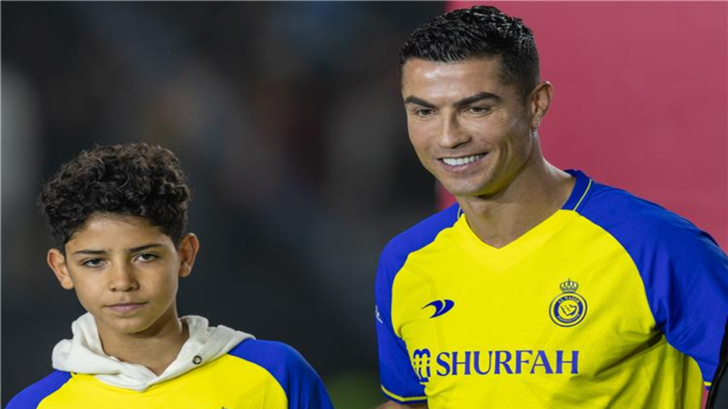 نجل رونالدو يظهر بقميص نجم عربي (فيديو)
