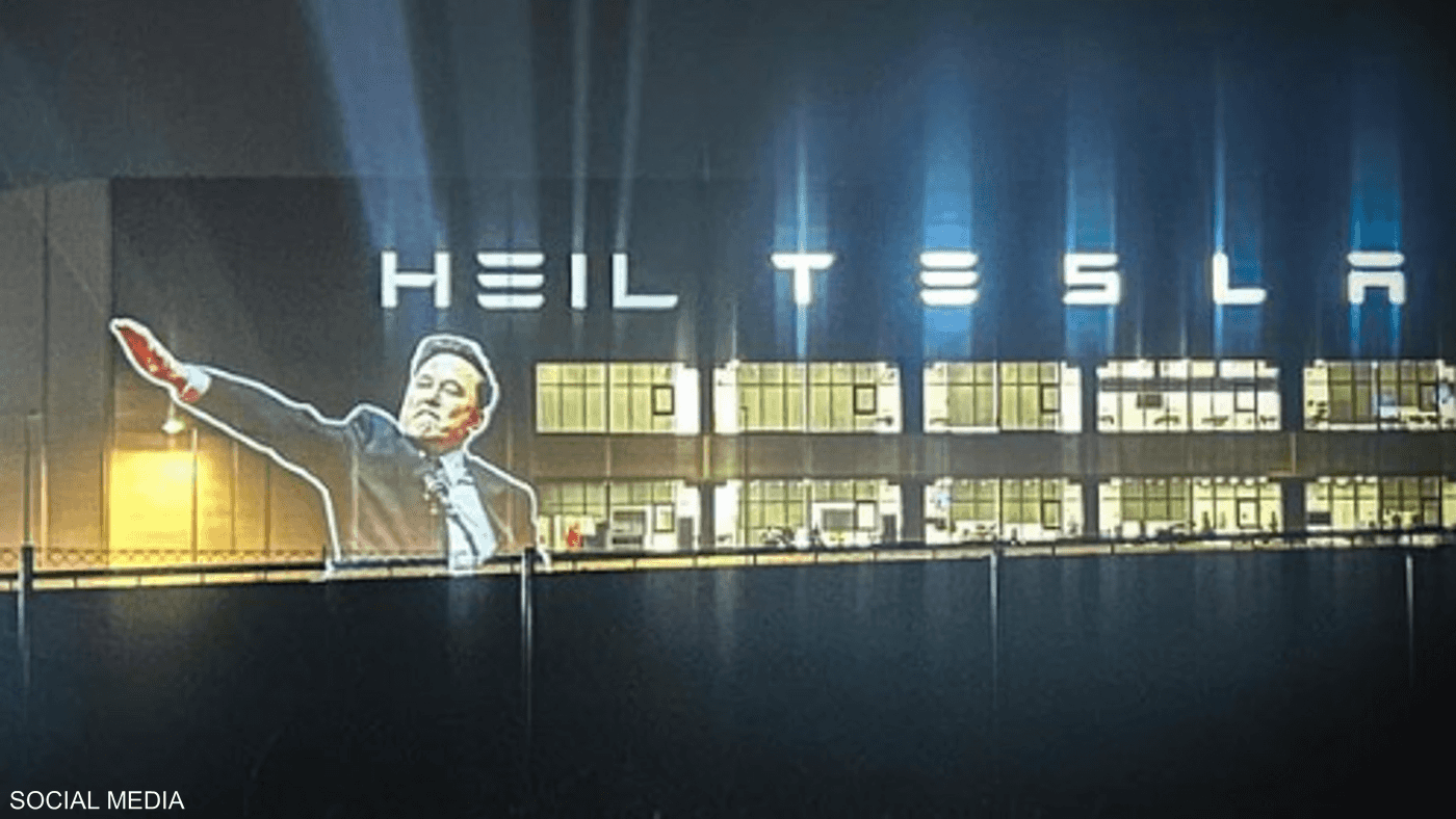 عاد الجدل من جديد حول "تحية يد" إيلون ماسك التي تم مقارنتها بالتحية النازية في حفل تنصيب دونالد ترامب، وذلك بعد انتشار صورة على مواقع التواصل الاجتماعي قيل إنها من واجهة مصنع تابع لشركة تسلا في برلين وتظهر ماسك وهو يؤدي ذات التحية.