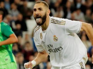 بنزيما يفاجئ لاعبي ريال مدريد (صور)