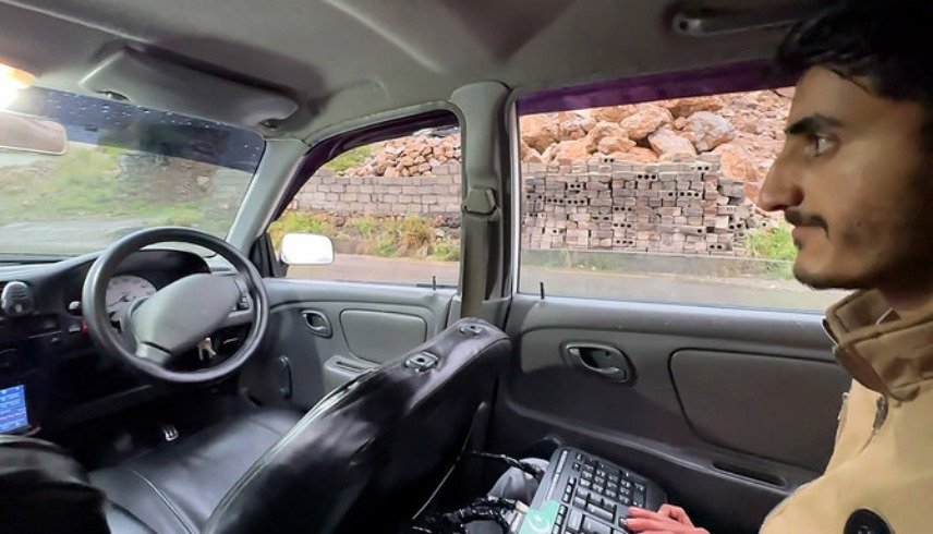 شخص يقود سيارته بلوحة مفاتيح