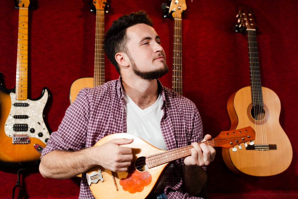 guy-playing-mandolin-guitar-studio-1024x683 الثيمة الموسيقية هي التي تبقى في ذهن الناس