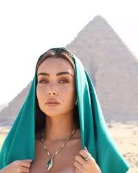 images هنا الزاهد والأهرامات