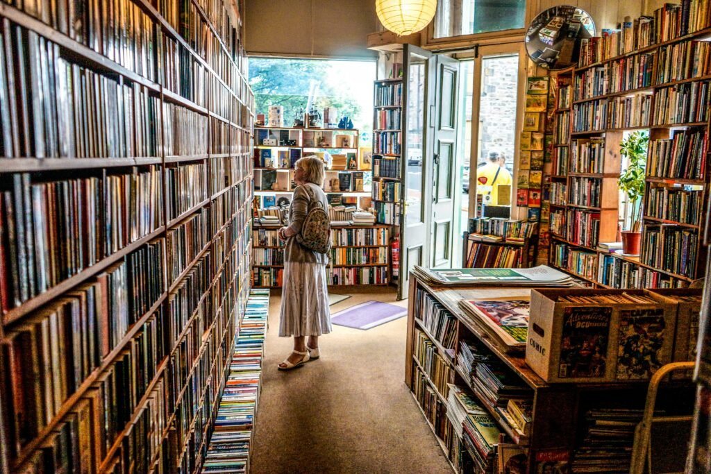 مكتبة للكتب في احد الشوارع -unsplash