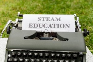 صانعُ الأفكار يتقدّمُ على الكائن المتلاعب باللغة