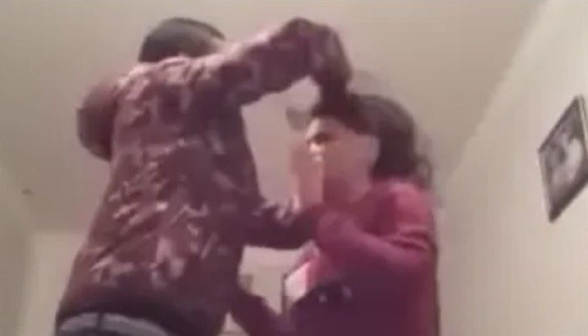 زوج يضرب زوجته بوحشية ويهددها بالقتل