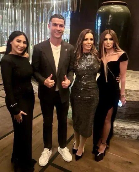 67aa280a4c59b701ae02a89c نجل رونالدو يظهر بين مجموعة من الحسناوات