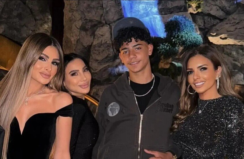 نجل رونالدو يظهر بين مجموعة من الحسناوات