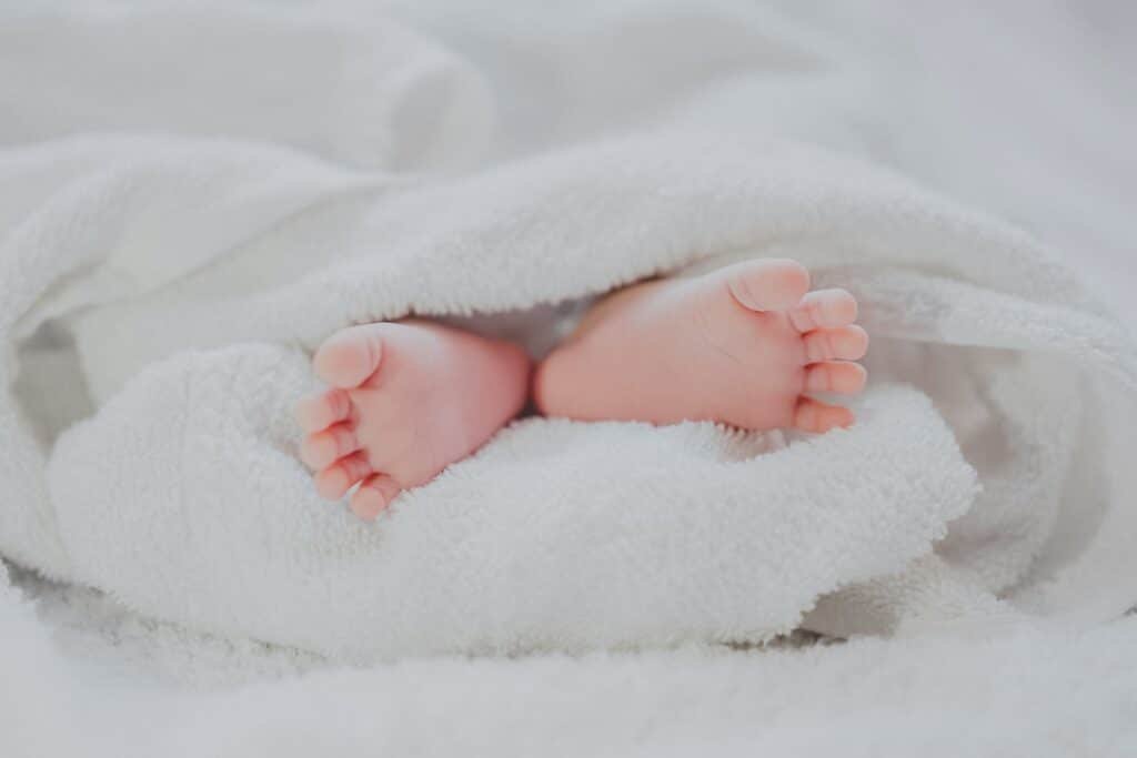شابة ترمي رضيعها من شباك فندق في باريس