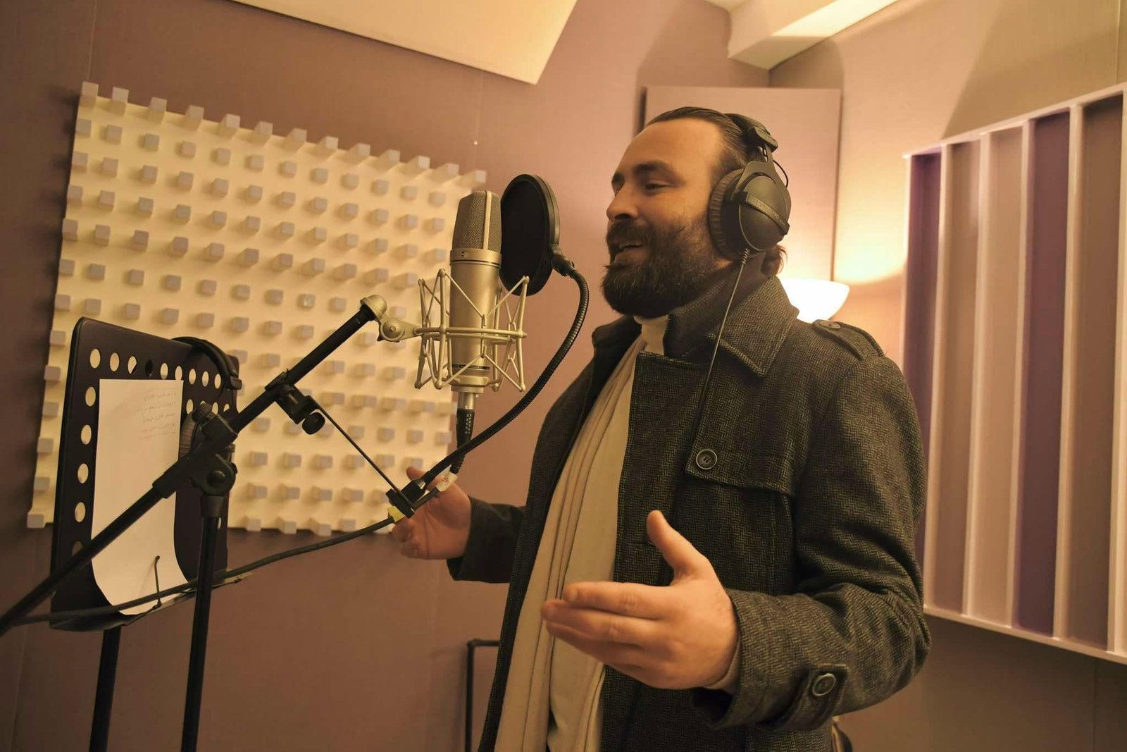 منذ لمسه الجيتار للمرة الأولى ويحاول الفنان الأردني قتيبة اسعيد ان يقدم فنًا عربيًا راقيًا.