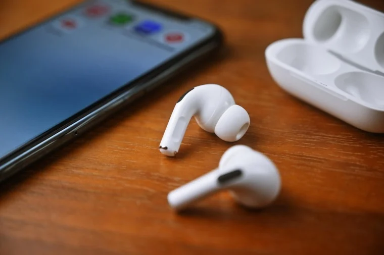 ضبط-السماعات في العمل .. سماعات AirPods قد تتجسس عليك!