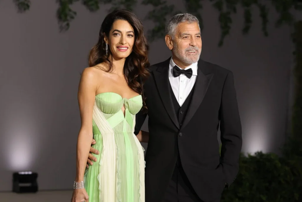 أمل كلوني تعتمد هذه الصيحة لشعرها وتغيّر شكلها
