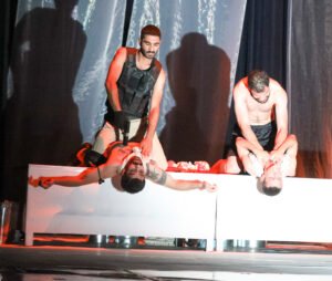 “حمام الهنا"مسرحية تجريبية تفتح أسئلة الرجل وتكسر قوالب الرجولة في ليالي المسرح الحر