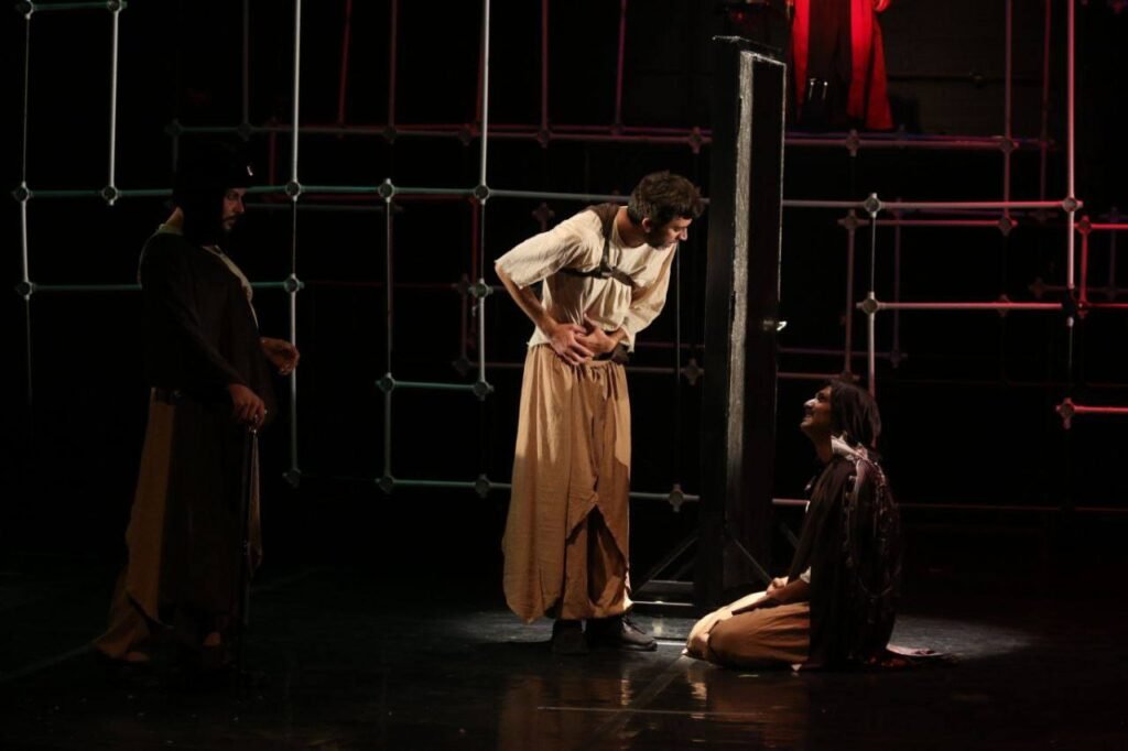 خلفك منعطف تاريخي… حين يغامر المسرح بالوعي