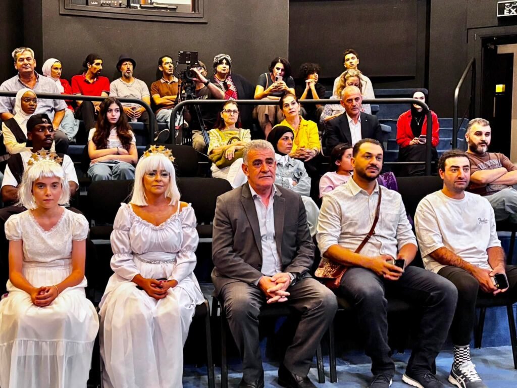 من يريد أن يطفئ المسرح قبل أن يصل إلى جمهوره؟