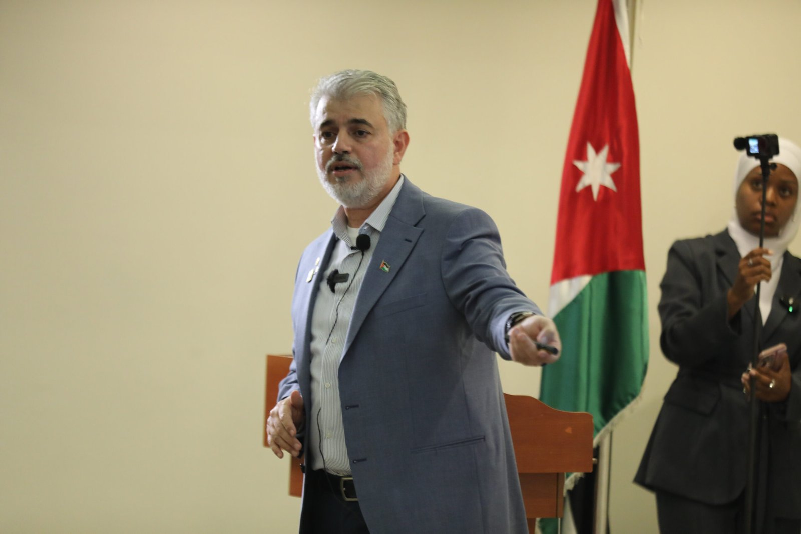 المنصة 100 